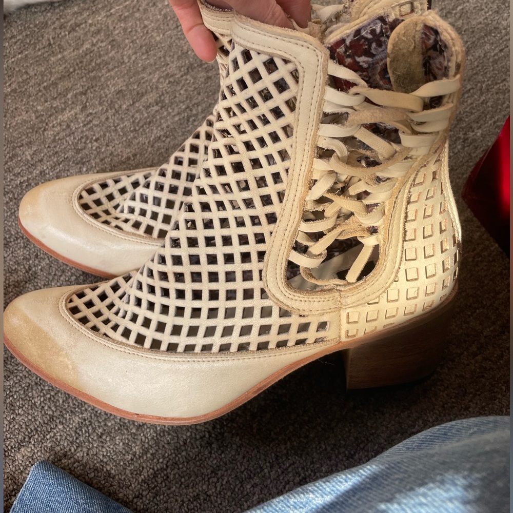 FREE BIRD Cream Ankle Boots - Picture 9 of 11